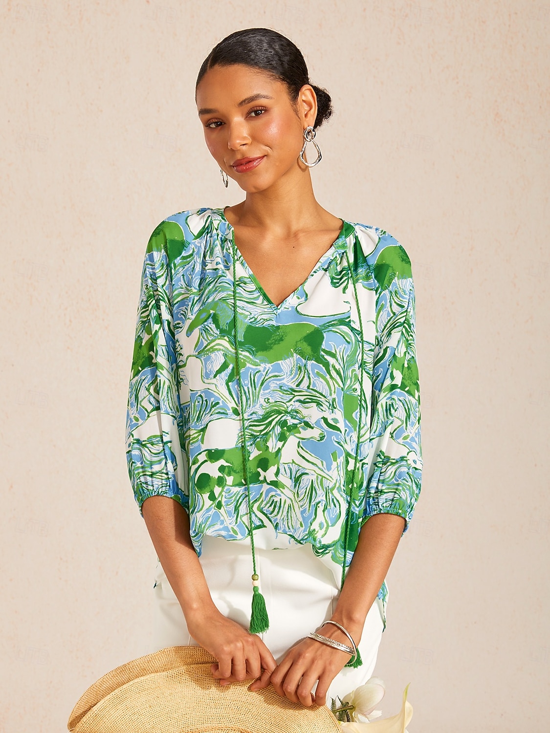 Top in chiffon Mustang con grafica artistica del 2026 a $67.99 –P3