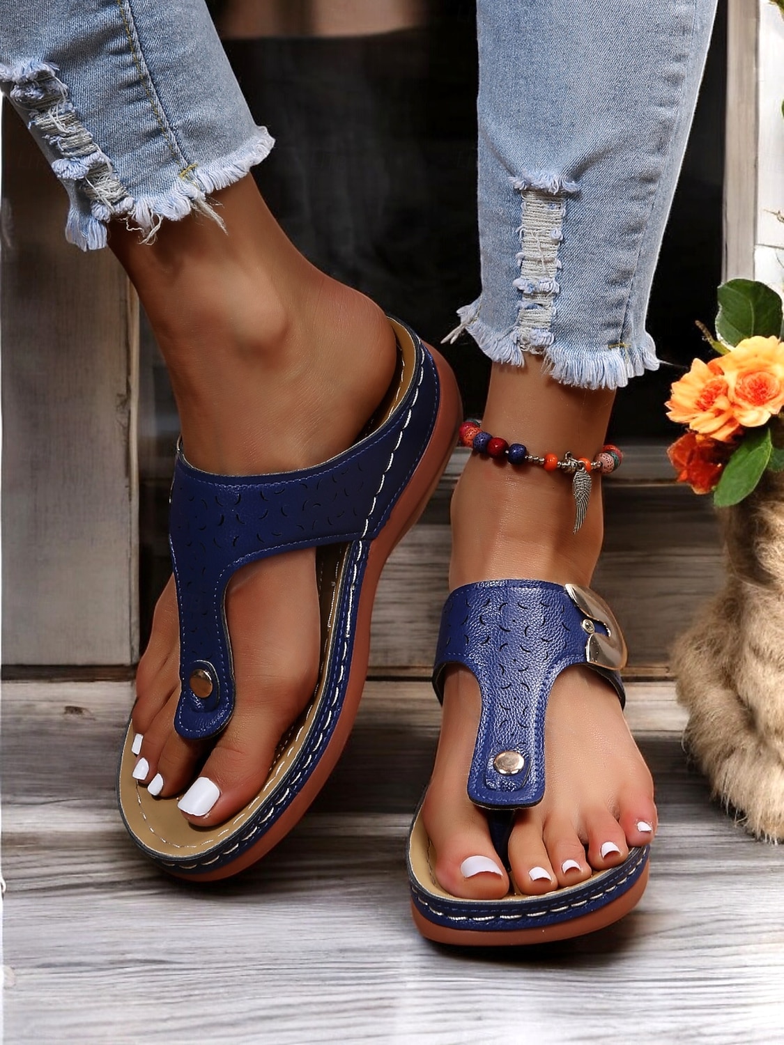 Sandalias tipo chanclas de piel sintética marrón para mujer con diseño perforado y detalles metálicos para uso informal y salidas de verano 2026 - $14.99 –P5