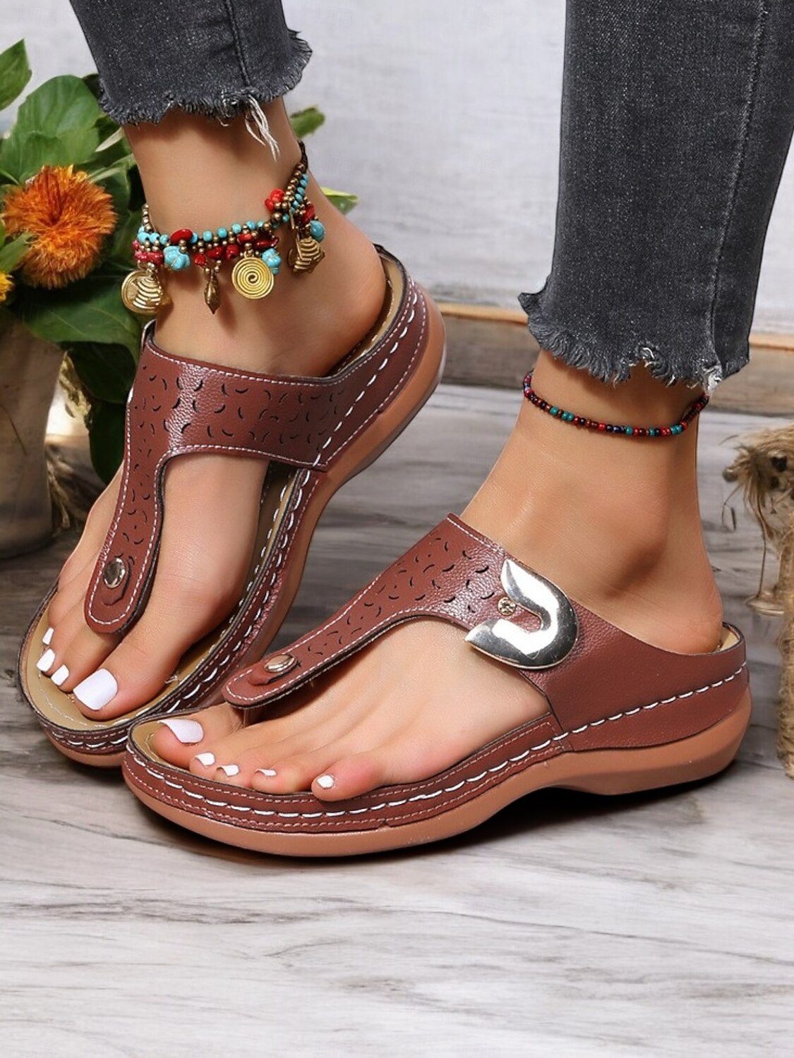 Sandalias tipo chanclas de piel sintética marrón para mujer con diseño perforado y detalles metálicos para uso informal y salidas de verano 2026 - $14.99 –P1