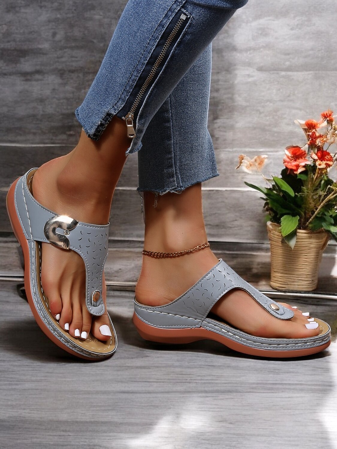 Sandalias tipo chanclas de piel sintética marrón para mujer con diseño perforado y detalles metálicos para uso informal y salidas de verano 2026 - $14.99 –P4