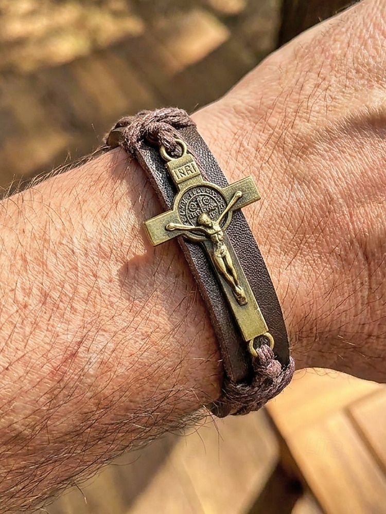 Pulseira masculina de couro genuíno com liga metálica e cruz, ajustável nas cores preta ou marrom, joia vintage casual para uso diário, viagens e looks de férias. de 2026 por $7.99 –P2