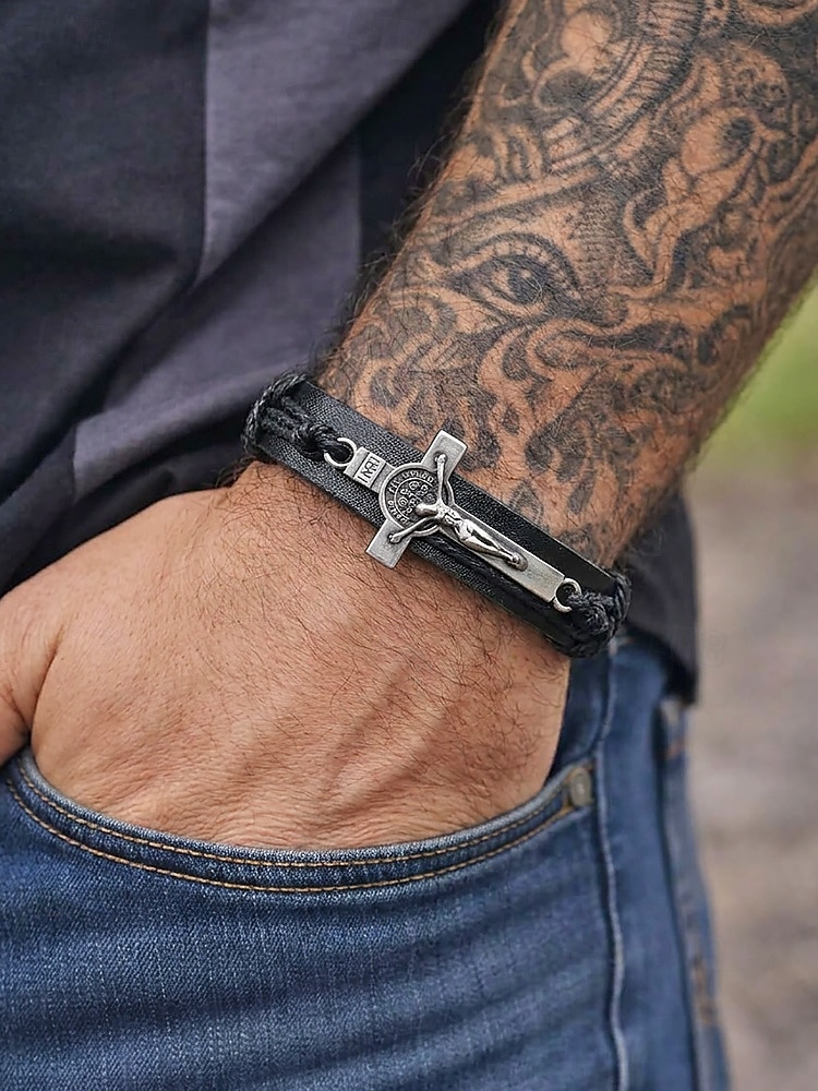 Pulseira masculina de couro genuíno com liga metálica e cruz, ajustável nas cores preta ou marrom, joia vintage casual para uso diário, viagens e looks de férias. de 2026 por $7.99 –P1