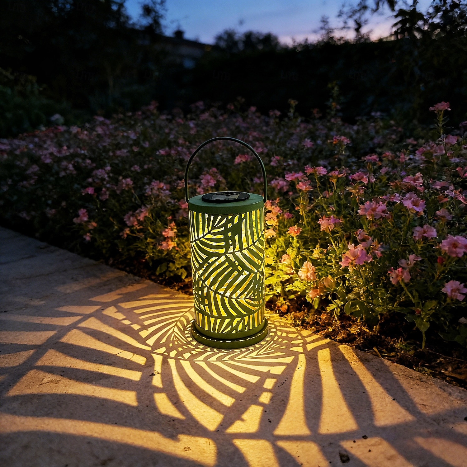 Solar Lantern Outdoor Metal Palm Leaf Projection Light, Decorative Hanging Garden Lantern with Green Leaf Cutout Design, Solar Powered Patio Yard Lawn Pathway Camping Villa Summer Party Landscape Deco 2026 - $28.99 –P2