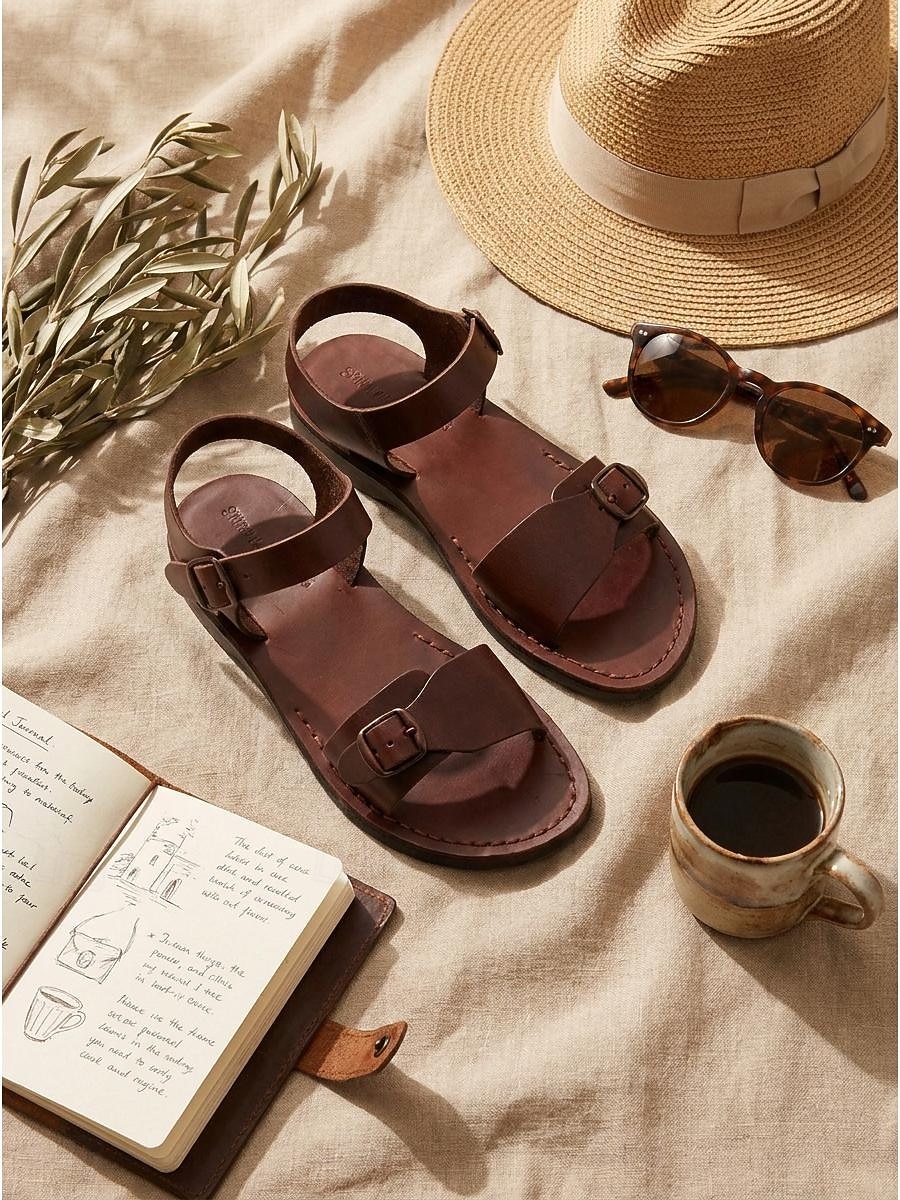 Sandali piatti da donna in pelle marrone con cinturino regolabile alla caviglia - classici sandali estivi con doppia fibbia per passeggiate e viaggi informali del 2026 a $34.99 –P2
