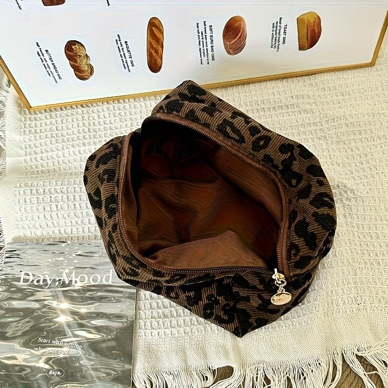 תיק איפור אופנתי גדול עם הדפס נמר, פוליאסטר עמיד, נרתיק איפור ללא ריח עם סגירת רוכסן, מושלם לנסיעות ולשימוש יומיומי, תיק נסיעות קוסמטי, מארגן איפור אופנתי 2026 - $14.49 –P1