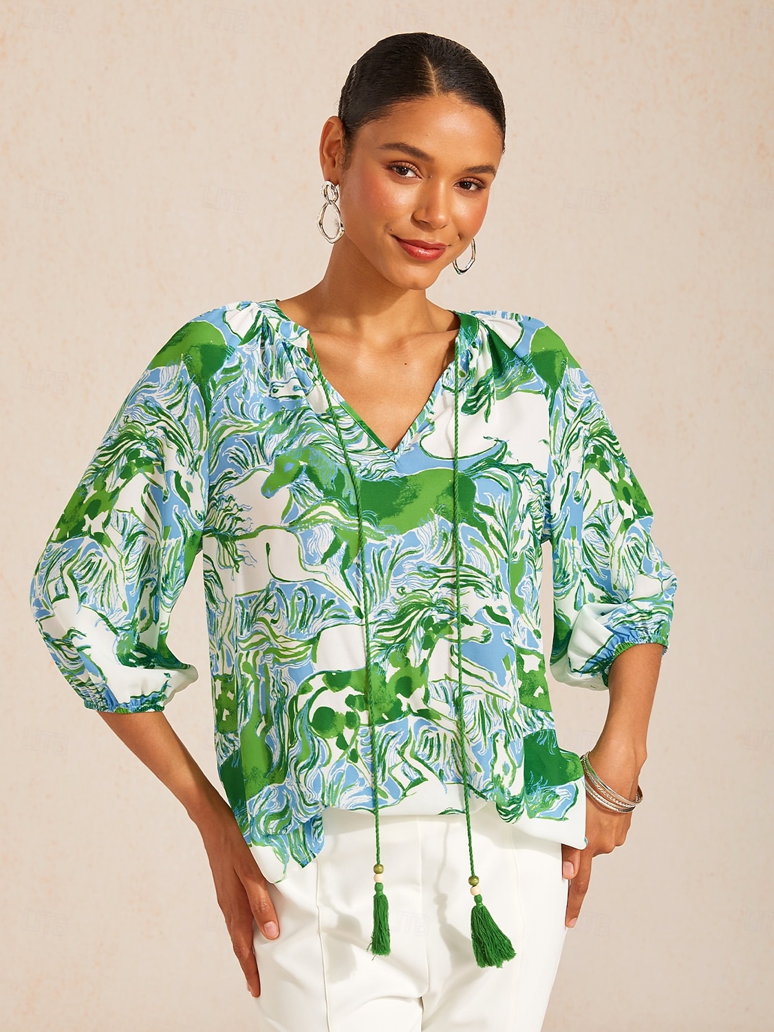 Top in chiffon Mustang con grafica artistica del 2026 a $67.99 –P4