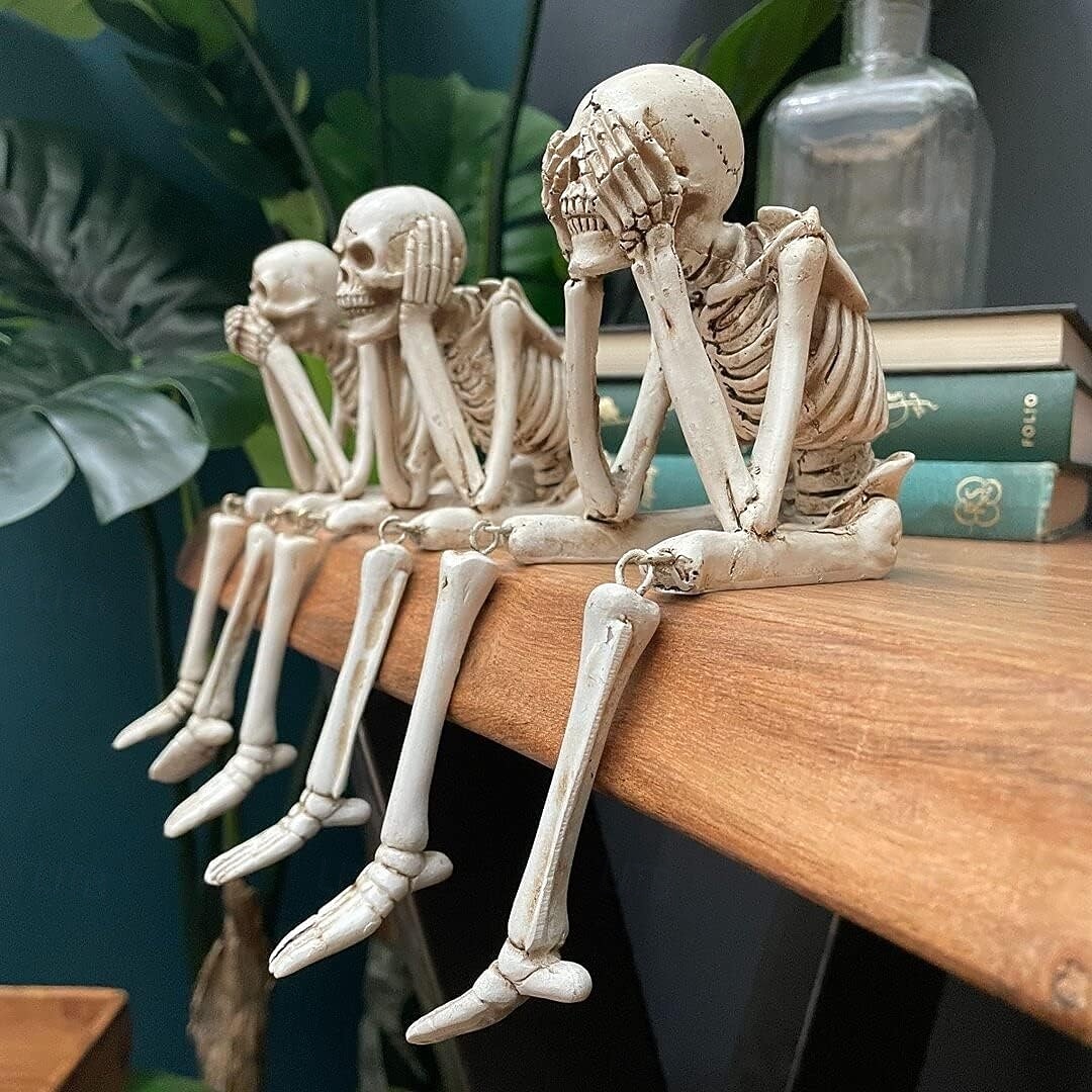 1 stk. halloween-hodeskallestatue, harpiks-skjelett-hyllesittere, sittende figurer hør se snakk ikke ondt til hjemmebokhylle og bordkant, dekorative håndverkspynt for skjelettelskere 2026 - $13.99 –P2