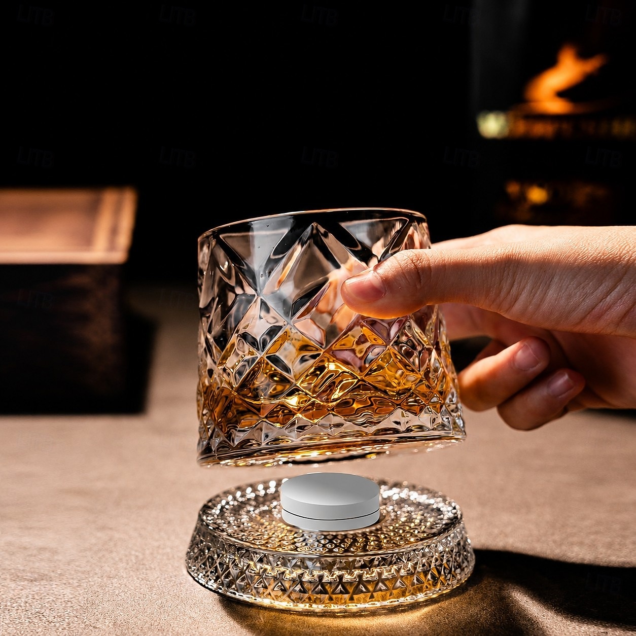 Bicchiere da whisky girevole con base per rotazione a 360 gradi, 267 ml, bicchieri da whisky girevoli old fashioned per scotch, cocktail, rum, cognac, vodka, liquori, regalo unico per uomo del 2026 a $15.99 –P7