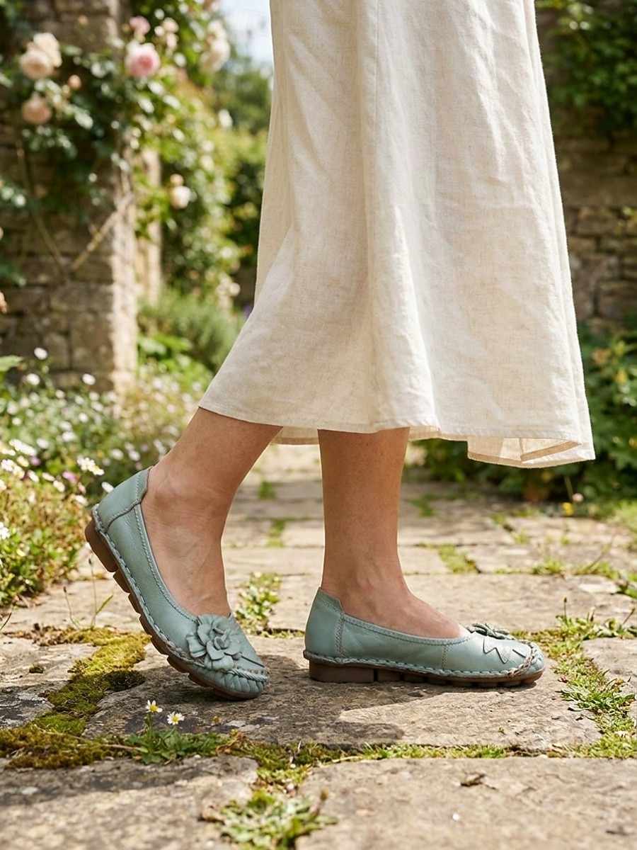 Dames ballerina's van premium rundleer in een brede pasvorm - handgemaakte comfortabele schoenen met 3D-bloemenapplicatie en gestikte afwerking, vintage instapschoenen voor casual gebruik, reizen en 2026 - $34.99 –P6