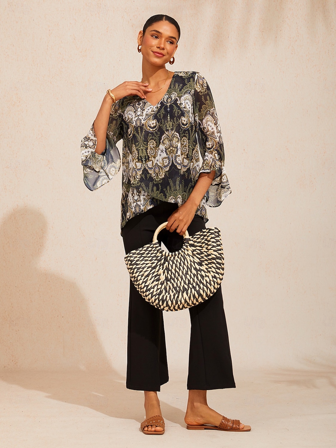Top in chiffon svolazzante con stampa floreale mandala verde. del 2026 a $74.99 –P2