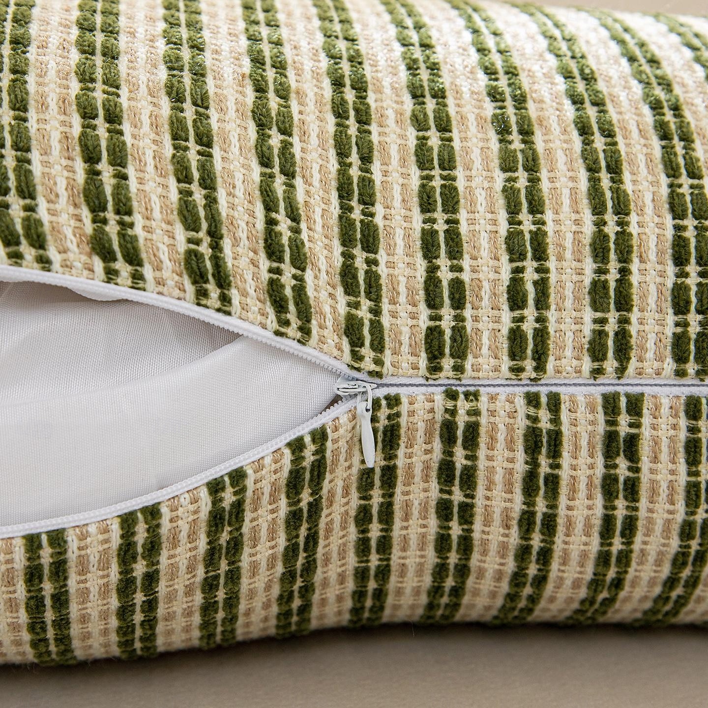 Waldgrüne, gestreifte Kissenbezüge mit Quasten, strukturierte, gewebte quadratische Kissenbezüge im Landhausstil, rustikale, dekorative Boho-Kissenbezüge für Sofa und Couch &Bett (Set aus 2 / 4) 2026 - $36.99 –P14