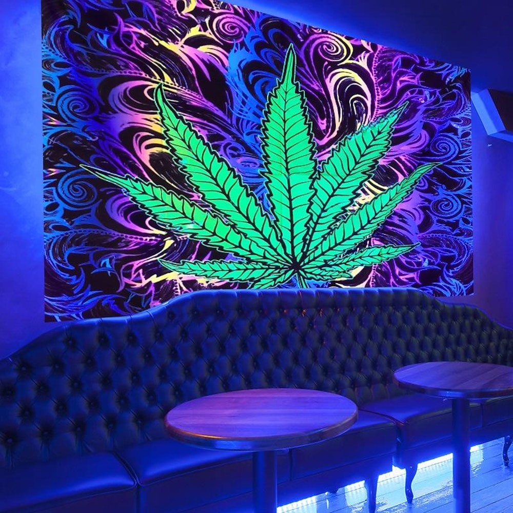 Cannabisblätter Schwarzlicht Wandteppich UV reaktiv im Dunkeln leuchtend Party Neon psychedelisch trippig neblig hängender Wandteppich Wandbild für Wohnzimmer Schlafzimmer Lightinthebox
