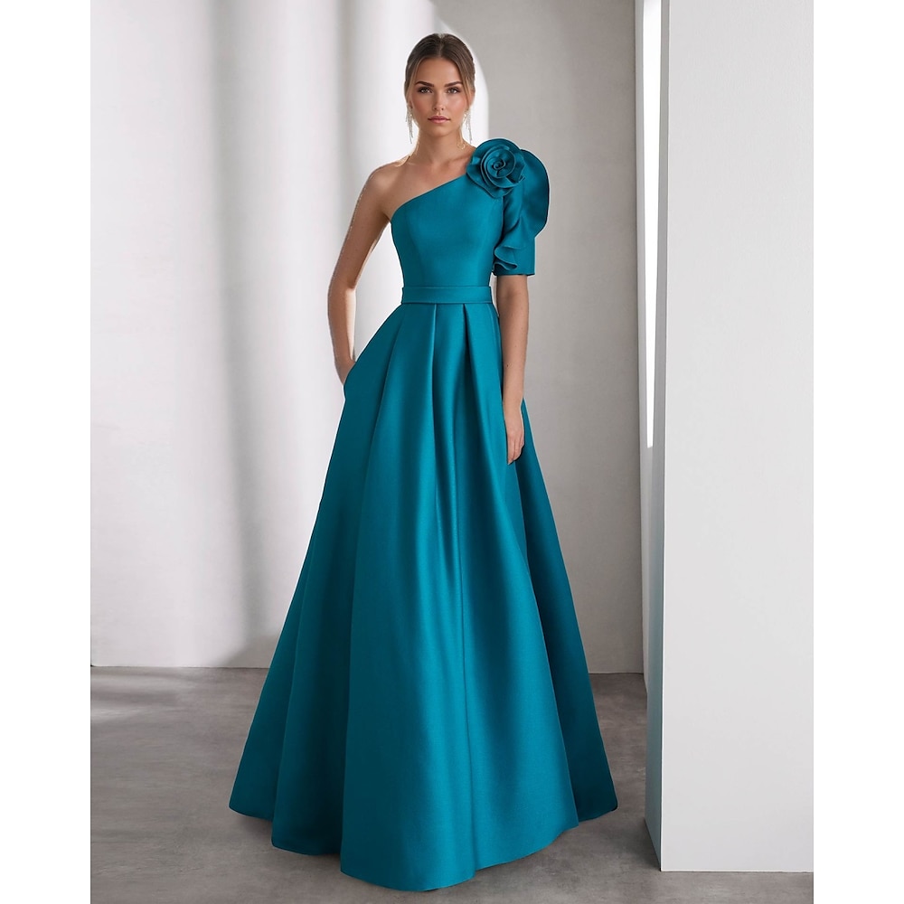 A-Linie Abendkleider Elegant Kleid Formal Hochzeit Boden-Länge Kurzarm Ein-Schulter Champagnerfarbenes Kleid für die Brautmutter Satin mit Schulterblume 2024 Lightinthebox