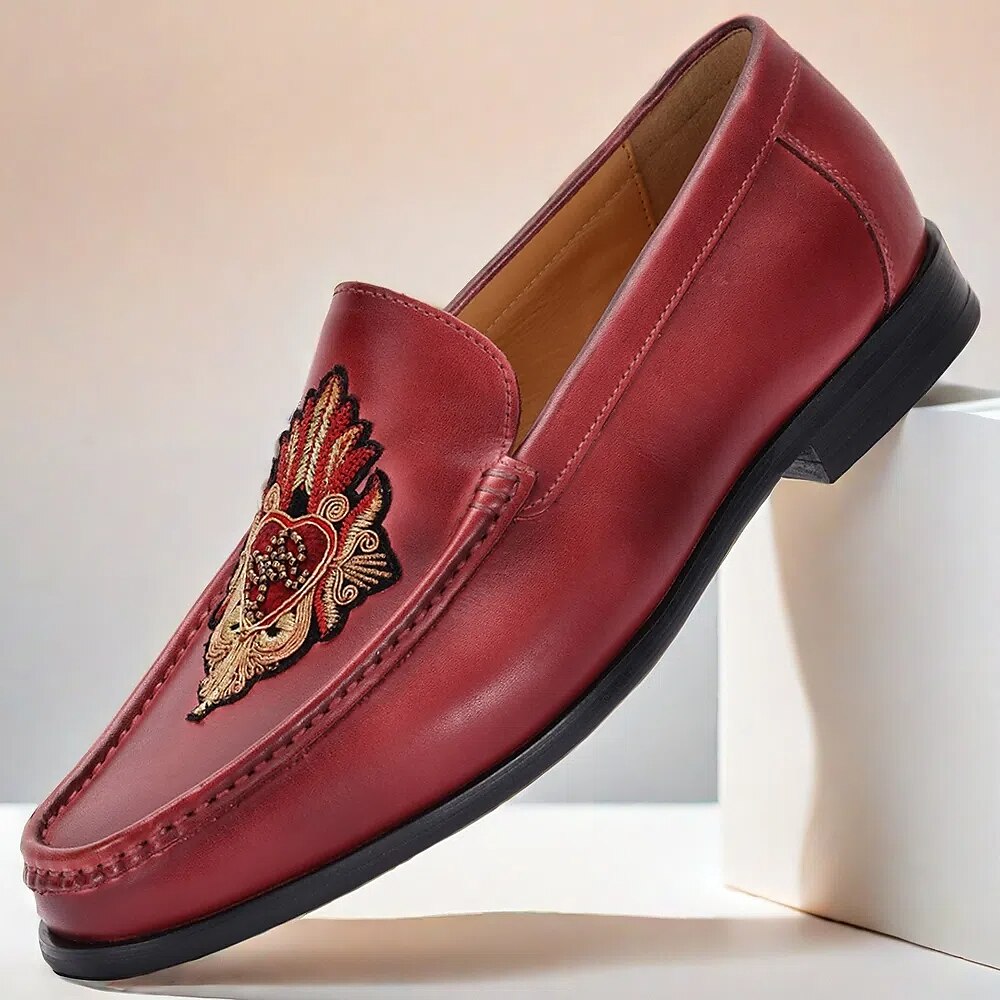 Rote Slipper für Herren mit goldgesticktem Wappen, luxuriöser Stil für Galas und gehobene Zusammenkünfte Lightinthebox