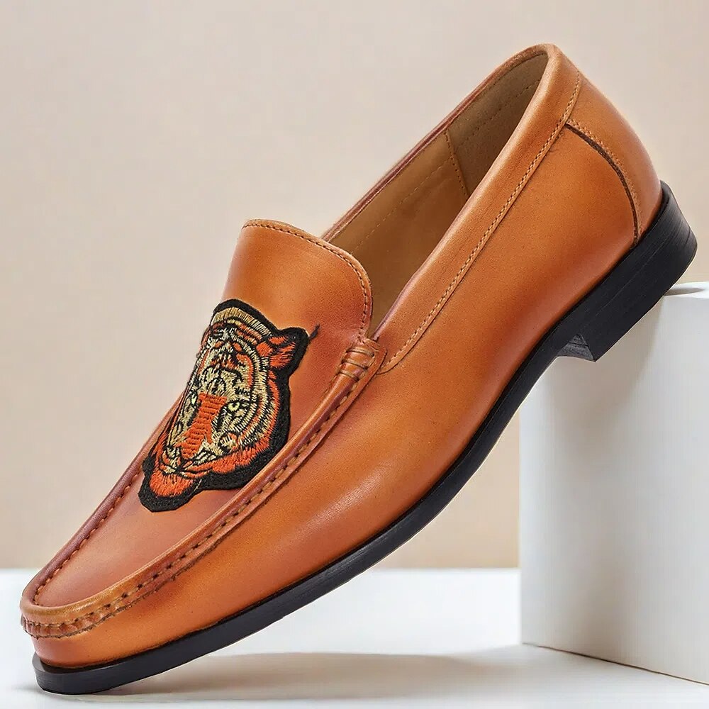 Herren-Loafer in Hellbraun mit aufgesticktem Königswappen, elegantes Lederschuhwerk für formelle und besondere Anlässe Lightinthebox