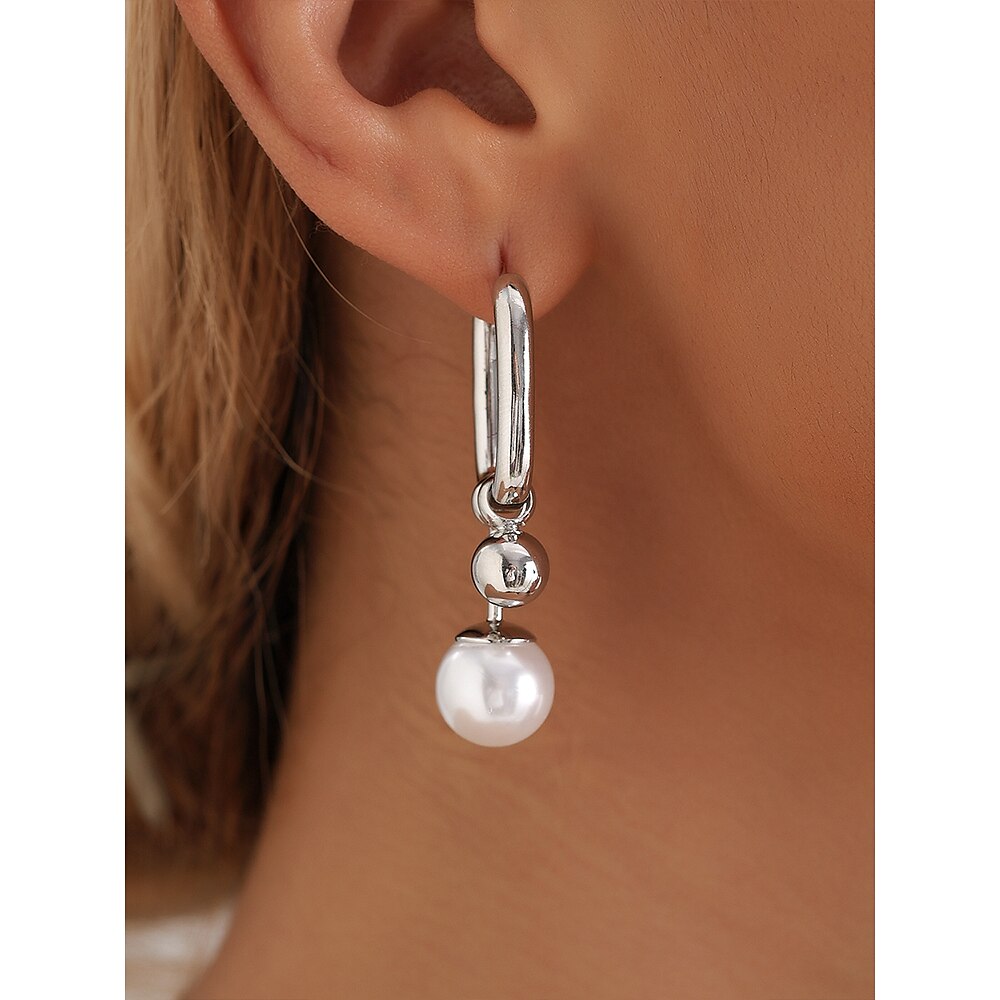 Schicke asymmetrische Creolen für Damen mit Perlen- und Metallkugelverzierungen - modern und elegant, geeignet für modebewusste Frauen zum Tragen im Alltag und am Abend Lightinthebox