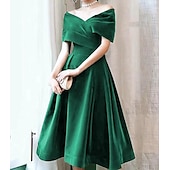 preiswerte Cocktailkleider-A-Linien Cocktailkleider Elegantes Kleid Hochzeitsgast knielang Kurzarm Schulterfrei Samt mit Falten einfarbige Kleider