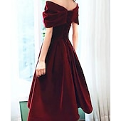 preiswerte Cocktailkleider-A-Linien Cocktailkleider Elegantes Kleid Hochzeitsgast knielang Kurzarm Schulterfrei Samt mit Falten einfarbige Kleider