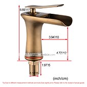 halpa Klassinen-antiikkipronssi messinkihanasarja, vesiputous antiikkipronssikannelle asennettu yksikahvainen yksireikäinen kylpyhana kuuma- ja kylmäkytkimellä ja viemärillä