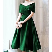 preiswerte Cocktailkleider-A-Linien Cocktailkleider Elegantes Kleid Hochzeitsgast knielang Kurzarm Schulterfrei Samt mit Falten einfarbige Kleider