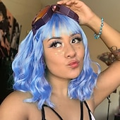 voordelige Carnaval pruiken-hete roze pruik met pony korte bob golvend krullend pruik schouderlengte hete roze pruiken voor vrouwen synthetisch haar kleurrijke pruik voor halloween kostuum cosplay 14 inch