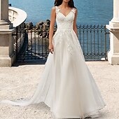 abordables robes de mariée décontractées-Robes de mariée ouvertes dans le dos en plage Robe en A Col en V Sans manches Traîne de cour Dentelle Robes de mariée avec applications 2025