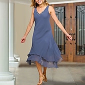 baratos Com jaqueta-Vestido de Mãe da Noiva em Dois Peças A-Line Convidada de Casamento Elegante Plus Size Decote em V Comprimento Chá Chiffon Mangas Curtas Inclui Jaqueta Curta Vestidos com Miçangas e Babados tamanho