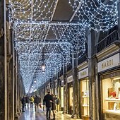 お買い得  プラグイン式電源-屋外クリスマスウィンドウライト 3x3m-300led プラグイン 8 モードカーテンライト 9 色リモートコントロールウィンドウ壁掛けライト クリスマスの装飾のための暖かい白 rgb 寝室の結婚式のパーティーガーデン屋内