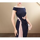 abordables Avec veste-Robe deux pièces fourreau pour la mère de la mariée Invitée de mariage Église Tissu extensible Sans manches Robes à courte veste avec plis Cristaux color block Robe Derby Robe de course 2025