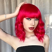 voordelige Carnaval pruiken-hete roze pruik met pony korte bob golvend krullend pruik schouderlengte hete roze pruiken voor vrouwen synthetisch haar kleurrijke pruik voor halloween kostuum cosplay 14 inch