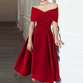 preiswerte Cocktailkleider-A-Linien Cocktailkleider Elegantes Kleid Hochzeitsgast knielang Kurzarm Schulterfrei Samt mit Falten einfarbige Kleider