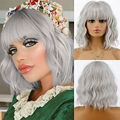 economico Parrucche trendy sintetiche-parrucca bianca corta con frangia parrucche di capelli bianchi ondulati per le donne parrucche sintetiche ondulate di lunghezza della spalla bianca parrucche dall&#039;aspetto naturale parrucca in fibra