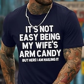 Herren Grafik T-Shirt "Es ist nicht einfach das Arm Candy meiner Frau zu sein aber hier bin ich und mache es großartig" - Lustiges Familienhumor T-Shirt mit kurzen Ärmeln preiswerte Herren -Grafik -T -Shirt-Herren Grafik T-Shirt "Es ist nicht einfach das Arm Candy meiner Frau zu sein aber hier bin ich und mache es großartig" - Lustiges Familienhumor T-Shirt mit kurzen Ärmeln