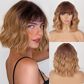 economico Parrucche trendy sintetiche-parrucca bianca corta con frangia parrucche di capelli bianchi ondulati per le donne parrucche sintetiche ondulate di lunghezza della spalla bianca parrucche dall&#039;aspetto naturale parrucca in fibra