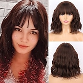 economico Parrucche trendy sintetiche-parrucca bianca corta con frangia parrucche di capelli bianchi ondulati per le donne parrucche sintetiche ondulate di lunghezza della spalla bianca parrucche dall&#039;aspetto naturale parrucca in fibra