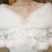 abordables Étole en fourrrure-enveloppes de fourrure en fausse fourrure blanche châles enveloppes de femme enveloppes de mariée pure mariée sans manches enveloppements de mariage en fausse fourrure avec fausse perle pour