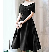 preiswerte Cocktailkleider-A-Linien Cocktailkleider Elegantes Kleid Hochzeitsgast knielang Kurzarm Schulterfrei Samt mit Falten einfarbige Kleider