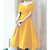 preiswerte Cocktailkleider-A-Linien Cocktailkleider Elegantes Kleid Hochzeitsgast knielang Kurzarm Schulterfrei Samt mit Falten einfarbige Kleider