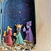 abordables Figuras coleccionables-Natividad navideña, figura de natividad pintada y esculpida a mano, un pequeño y encantador belén, regalo de decoración navideña de la Sagrada Familia para exhibición en el interior del hogar, mesa 8,8*11,5*2,8 cm