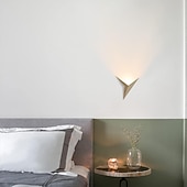 preiswerte Indoor-Wandleuchten-2 Stück Dreieck dreidimensionale Wandleuchte moderne Kunst und Kreativität Innenwandleuchte 3W 25cm Innenwandleuchte aus Metall AC85-265V