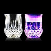 economico Novità-2/5/10 pezzi tazze illuminate bagliore nel buio forniture per feste colorate led incandescente tazza di birra per la festa di compleanno di natale in discoteca