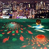 お買い得  水中ライト-スイミングフローティングプールライト、水中 LED プールライト 海の魚のパターン 電池式 RGB 色変化 水中プールライト 池 温水浴槽 風景装飾 子供の誕生日プレゼント 1/2 個