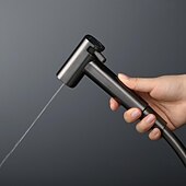 economico Rubinetti per bidet-spruzzatore per bidet oro spazzolato valvola in ottone a pulsante nascosto con ripiano porta carta spruzzatore in plastica tubo in pvc grigio