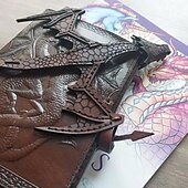 Недорогие Подарки-кожаный браслет на руку с изображением дракона — кукла на руку из кожи растительного дубления с чешуйчатой текстурой, регулируемая посадка на запястье 5–6,5 дюймов — уникальный аксессуар для