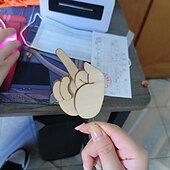 お買い得  贈り物-面白い木製の指ブローチ - 機知に富んだ会話や遊び心のある発言のためのスライド可能なソーシャルバッジ。ユーモアで自分を表現します。