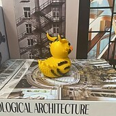 abordables Statues-Statue de canard en résine, collection de canards sataniques, punk, gothiques et rock&#039;n&#039;roll – ajouts parfaits pour Mme. Affichage excentrique et au thème sombre de Valentina