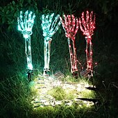 preiswerte Halloween im Freien-2 Stück Halloween-Skeletthand-Gartenlampe, Arme, Handpfähle, realistisch aussehende Halloween-Rasen-Gartendekor-Lichtrequisiten, LED-leuchtende Geisterhand in Totenkopfform, Plug-in-Lampe