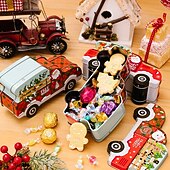 olcso Gyűjthető figurák-karácsonyi autós cukorka doboz díszdoboz, kreatív autó alakú fém csemegedoboz, karácsonyi dekoráció, gyerekajándék, kis autós témájú cukorkatartó ünnepi parti ajándékokhoz