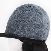 abordables Pelucas sintéticas de moda-Gorro con peluca y extensiones de pelo largo y ondulado, gorro de punto con pompón para mujer, color negro, para invierno