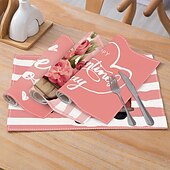 お買い得  Placemats＆Coasters＆Trivets-バレンタインデーのプレースマット4枚セット。ハートやバラの模様が特徴のロマンチックで装飾的なテーブルマット。丈夫で耐熱性があり、ダイニングテーブルの装飾に愛のタッチを加えるのに最適です。